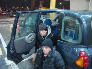 Doi tineri din Agigea, prinşi în timp ce furau dintr-un autoturism
